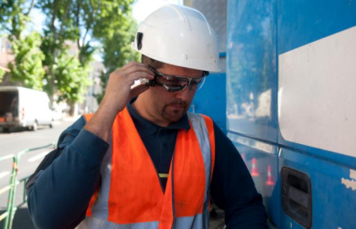 Un homme mettant ses lunettes de protection GRDF