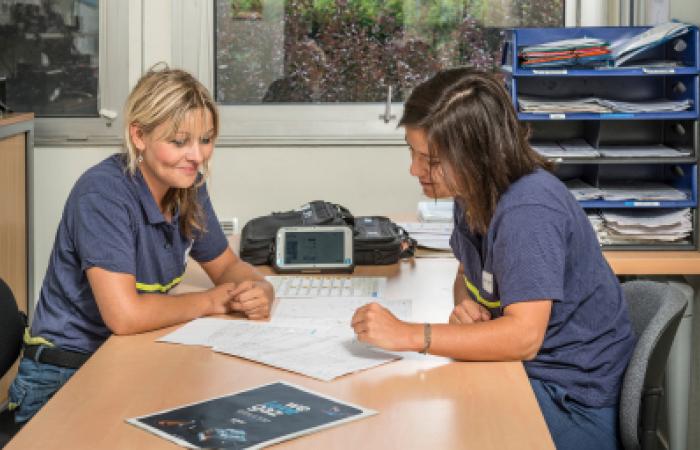 Deux femmes en réunion en tenu GRDF