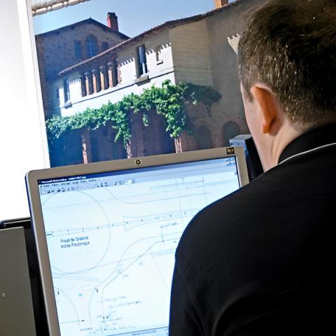 Homme assis à son ordinateur