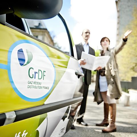 Voiture GRDF et couple dans la rue