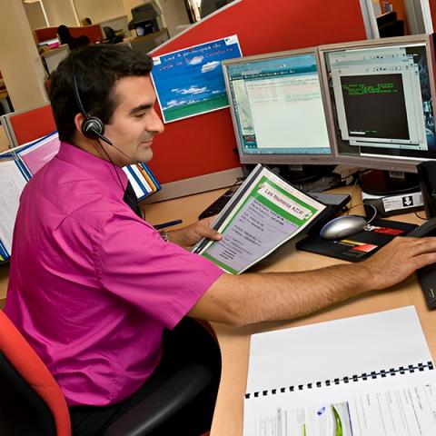 Homme derrière son bureau