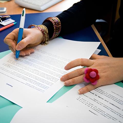 Femme en train de relire un document