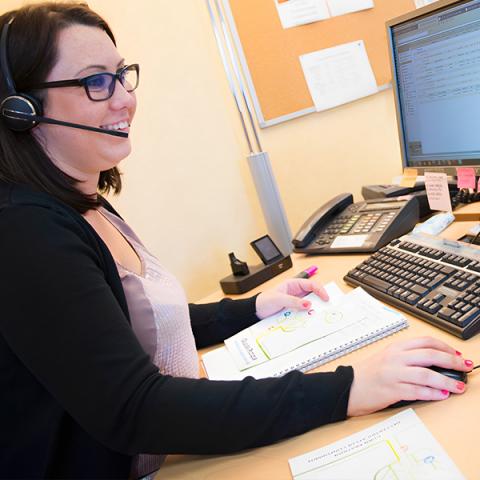Femme assise à son bureau