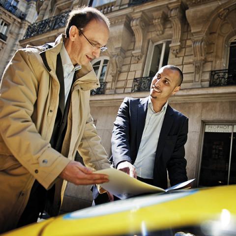 Deux hommes à côté d'une voiture