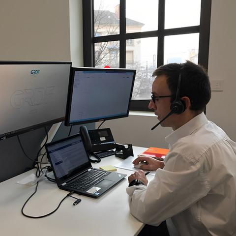 Homme assis à son bureau