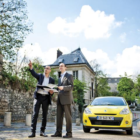 Deux hommes à côté d'une voiture