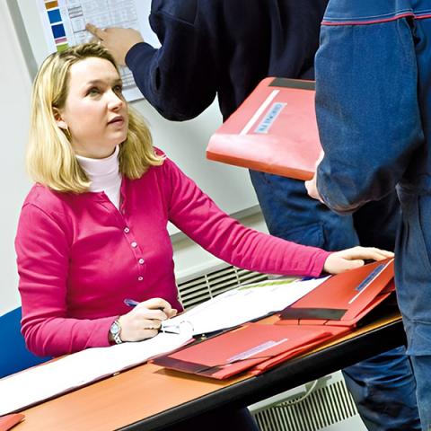 Femme assise à son bureau
